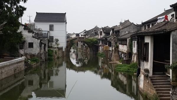 大爆炸后空间向各个方向膨胀，为什么宇宙不是球形，而是平坦的？游戏画面